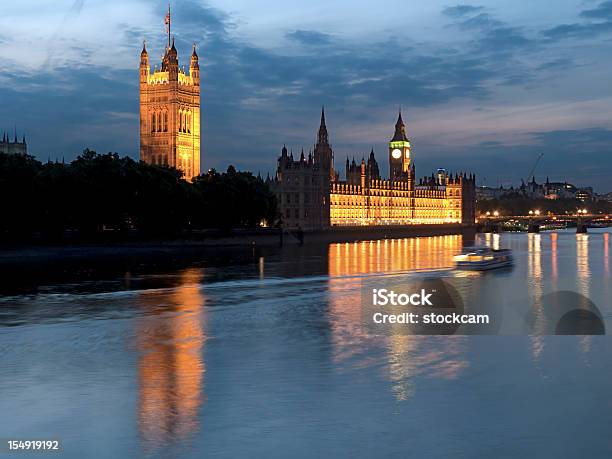 Casas Del Parlamento Y El Big Ben En Londres Al Anochecer Foto de stock y más banco de imágenes de Agua