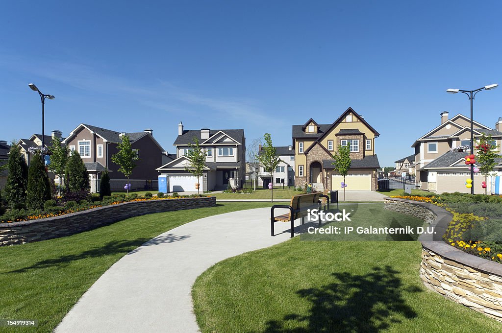 Peu de nouvelles maisons de banlieue. - Photo de Garage libre de droits