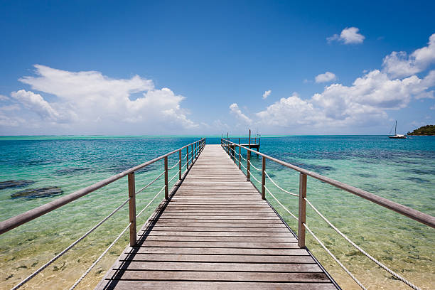 endless píer em lagoa ilha huahine polinésia - french polynesia pier lagoon nautical vessel - fotografias e filmes do acervo