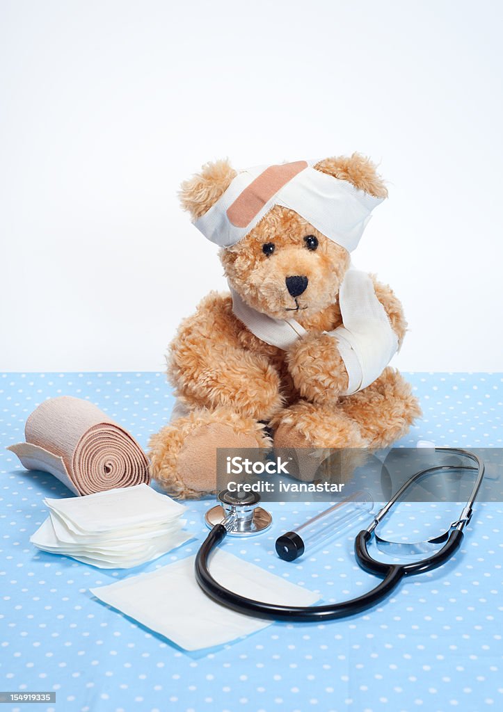 Sofrimento enjoo Sweet Urso de Pelúcia no Hospital - Royalty-free Braço Partido Foto de stock