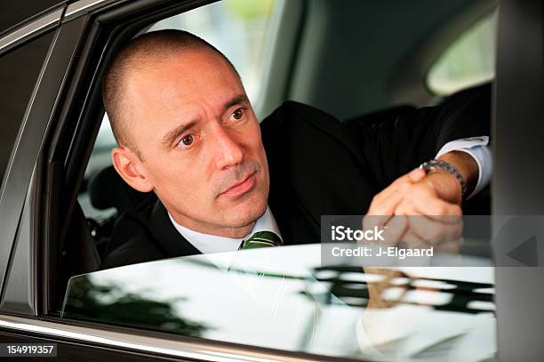 비즈니스를 하는 잘생긴 남자 시간을 Backseat 자동차 걱정하는에 대한 스톡 사진 및 기타 이미지 - 걱정하는, 검사-보기, 결심