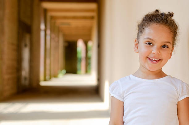 улыбающаяся 4 лет девушка портрет на открытом воздухе - child 2 3 years african descent 3 4 years стоковые фото и изображения