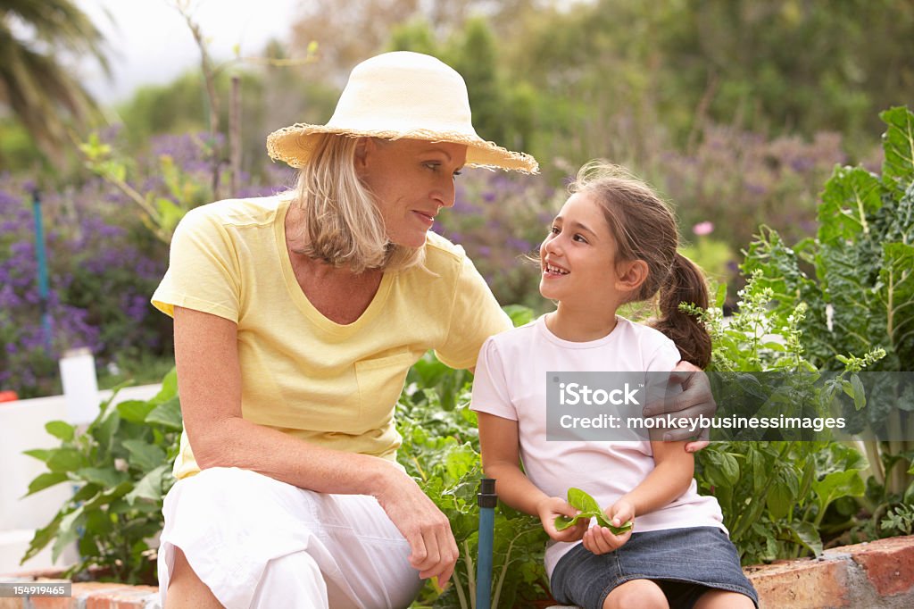 Grand-mère et petite-fille travaillant dans le jardin potager - Photo de 4-5 ans libre de droits