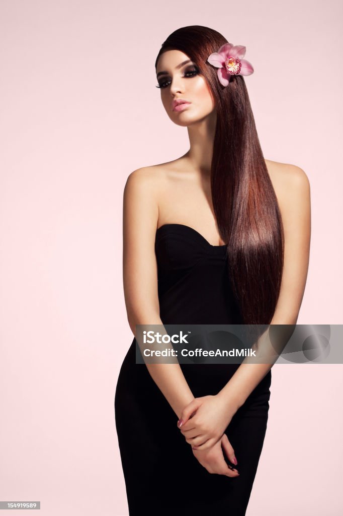 Bellissima donna con lunghi capelli - Foto stock royalty-free di 20-24 anni