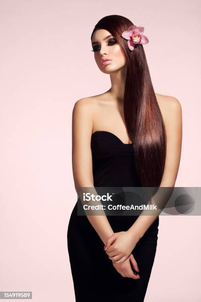 Bellissima Donna Con Lunghi Capelli - Fotografie stock e altre immagini di 20-24 anni - 20-24 anni, Adulto, Ambientazione interna