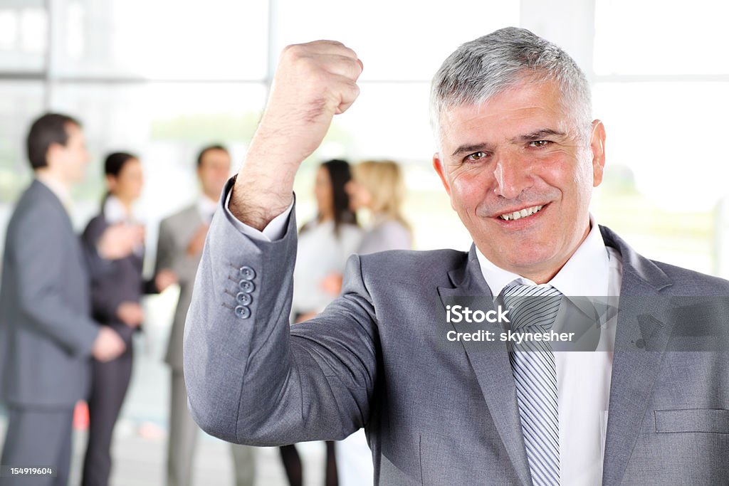 Exitoso hombre de negocios senior sosteniendo la mano en un primer. - Foto de stock de Adulto libre de derechos