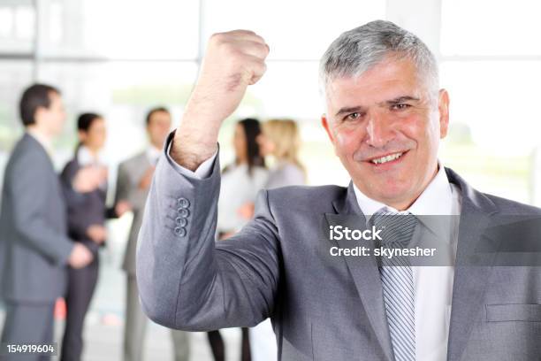 Exitoso Hombre De Negocios Senior Sosteniendo La Mano En Un Primer Foto de stock y más banco de imágenes de Adulto