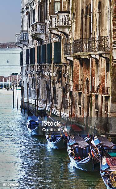 Gondole In Una Riga Venezia Italia - Fotografie stock e altre immagini di Blu - Blu, Canal Grande - Venezia, Città