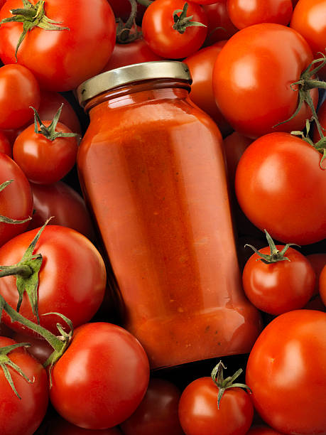 병형 파스타 소스 둘러싸인 토마토 - tomato sauce jar 뉴스 사진 이미지