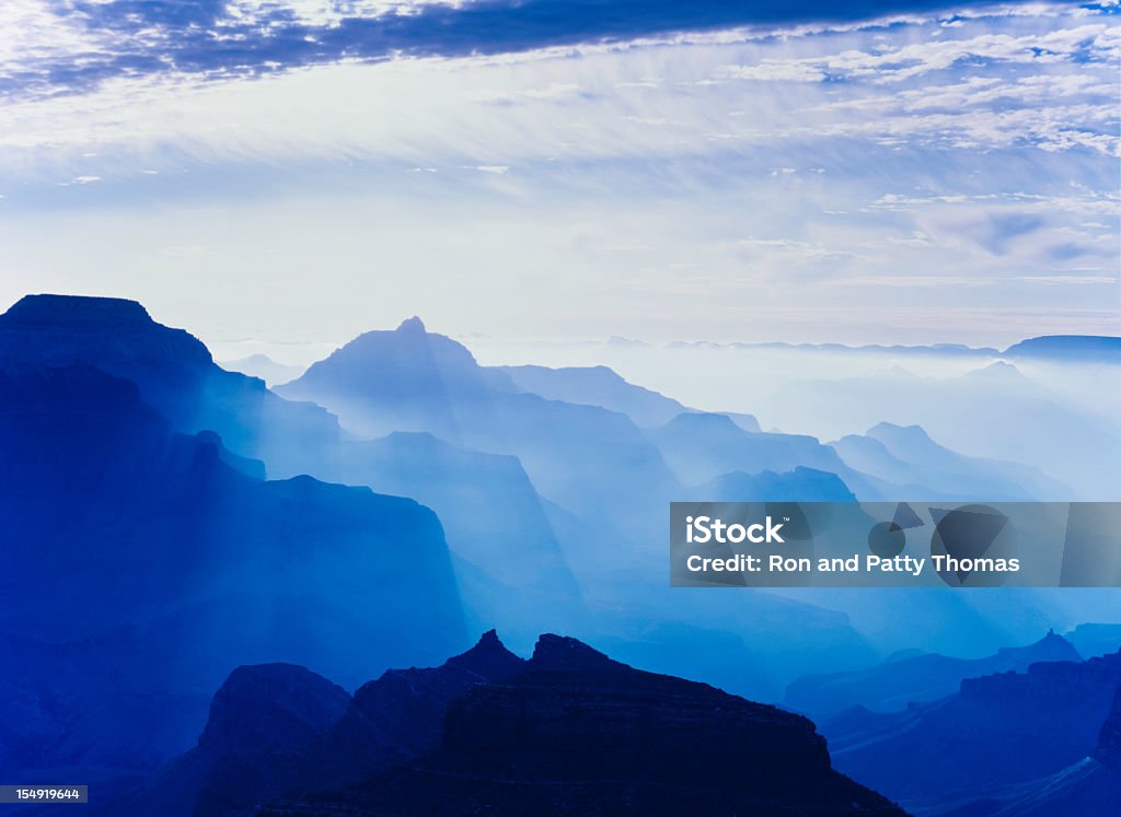 Misty amanecer en el Gran Cañón (P - Foto de stock de Grand Canyon libre de derechos