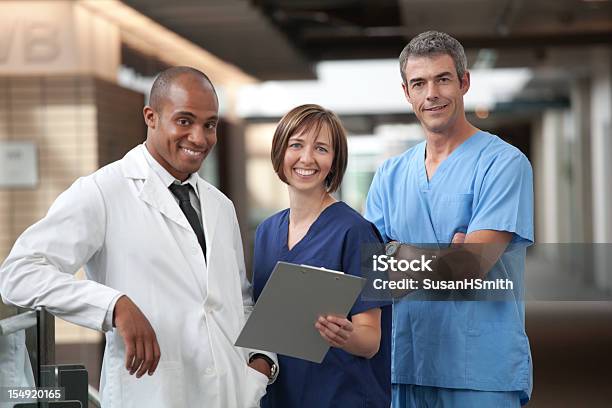 Equipo Médico Foto de stock y más banco de imágenes de Doctor - Doctor, Tres personas, Grupo multiétnico