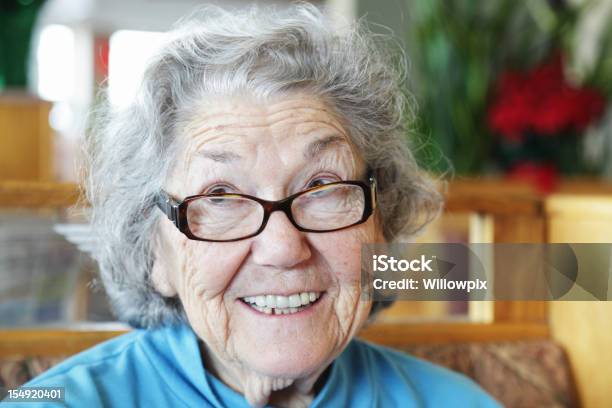 Senior Frau Lustig Gesicht Hoch Und Lächeln Stockfoto und mehr Bilder von Alter Erwachsener - Alter Erwachsener, Menschliches Gesicht, 80-89 Jahre