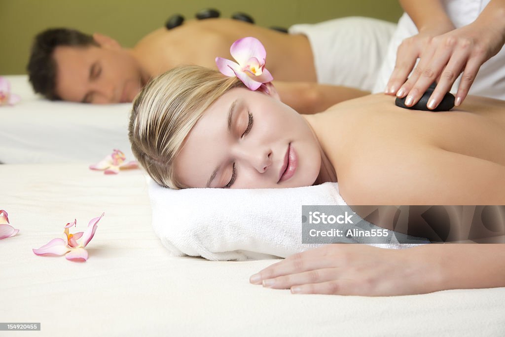 Couple profitant d'un massage au spa - Photo de Adulte libre de droits