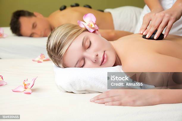 Photo libre de droit de Couple Profitant Dun Massage Au Spa banque d'images et plus d'images libres de droit de Adulte - Adulte, Beauté, Bien-être