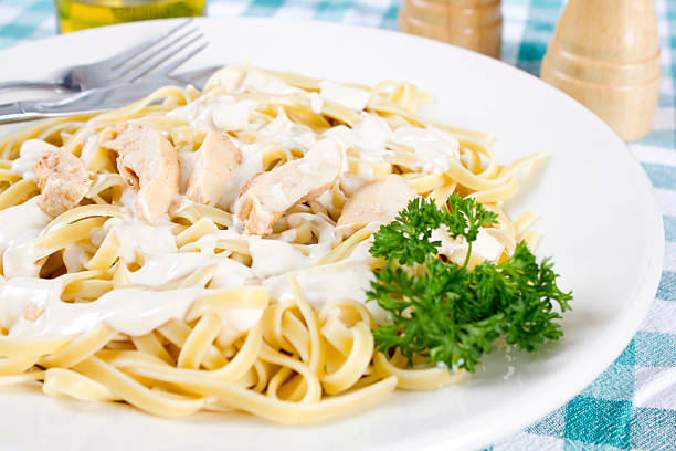 pollo fettuccine alfredo - noodles pasta chicken breast color image fotografías e imágenes de stock