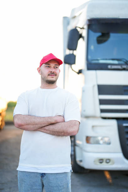 o motorista com os braços cruzados na frente do caminhão - semi truck driver pride white - fotografias e filmes do acervo