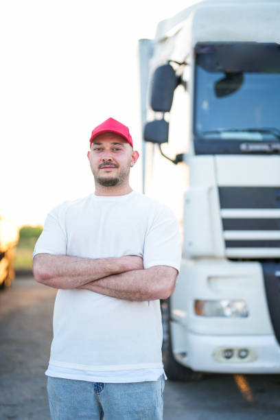 o motorista com os braços cruzados na frente do caminhão - semi truck driver pride white - fotografias e filmes do acervo