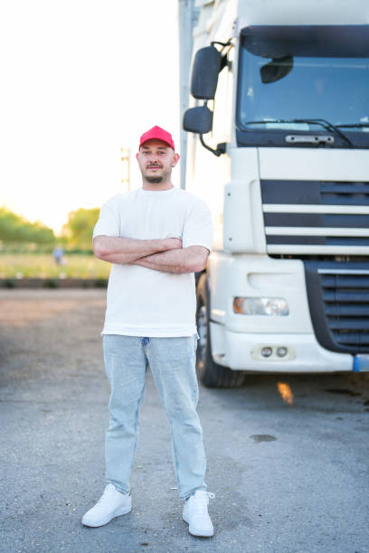 o motorista com os braços cruzados na frente do caminhão - semi truck driver pride white - fotografias e filmes do acervo