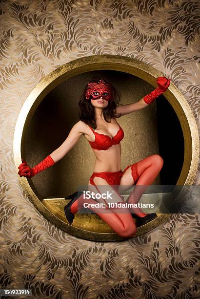 La Signora In Rosso - Fotografie stock e altre immagini di Donna seducente - Donna seducente, Spogliarellista, Biancheria intima