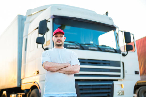 o motorista com os braços cruzados na frente do caminhão - semi truck driver pride white - fotografias e filmes do acervo