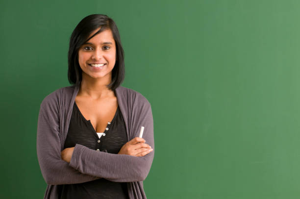 estudiante sonriente en pizarra - 20s attractive female beautiful people blackboard fotografías e imágenes de stock