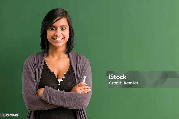 미소 학생 At Blackboard 교사-교육 관련 직업에 대한 스톡 사진 및 기타 이미지 - 교사-교육 관련 직업, 여자, 한 명의 여자만