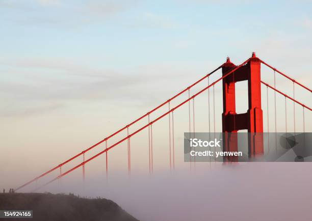 Most Golden Gate W Fog - zdjęcia stockowe i więcej obrazów Bez ludzi - Bez ludzi, Chmura, Czerwony