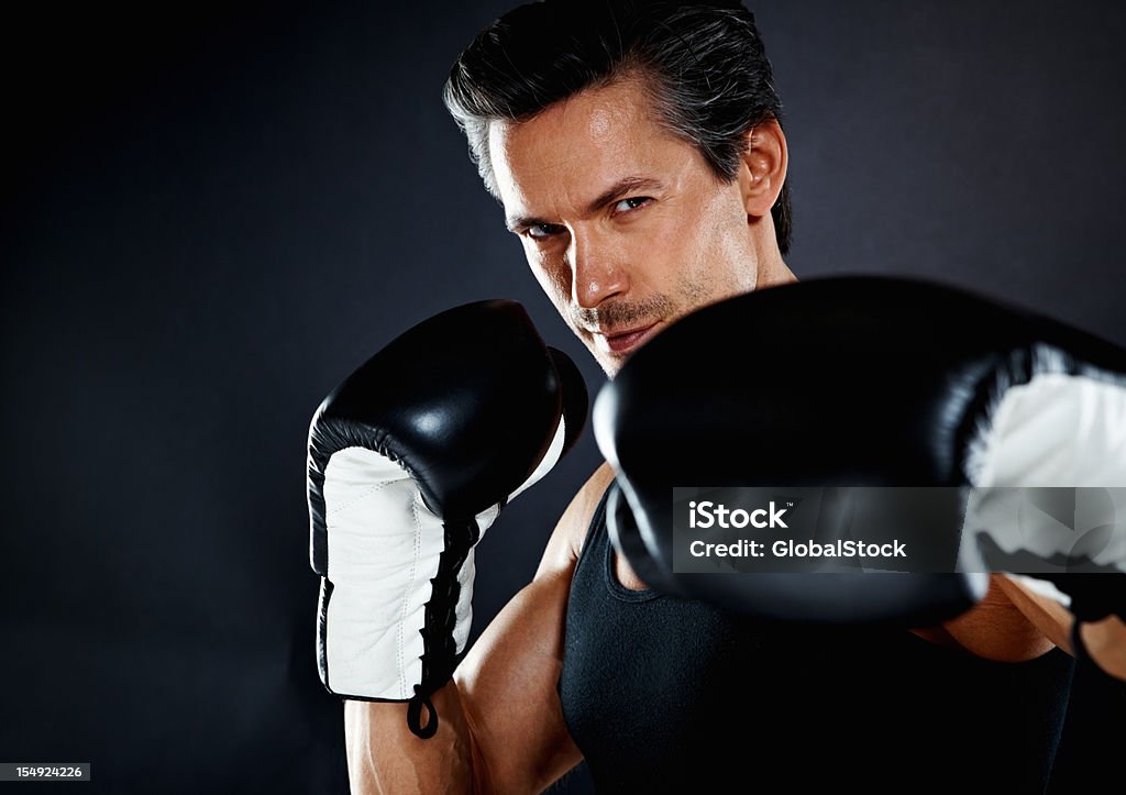 Boxeador tirando gancho de izquierda - Foto de stock de 40-49 años libre de derechos