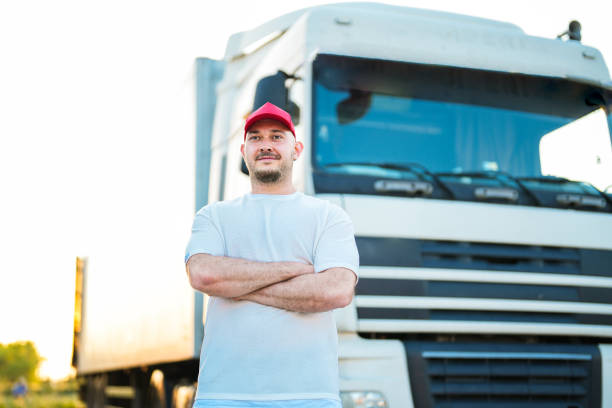 o motorista com os braços cruzados na frente do caminhão - semi truck driver pride white - fotografias e filmes do acervo