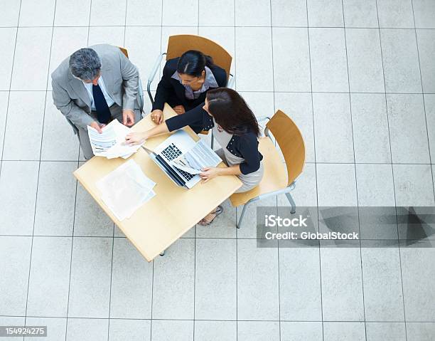 Equipo De Negocios En Una Reunión Foto de stock y más banco de imágenes de 20 a 29 años - 20 a 29 años, 30-39 años, 40-49 años