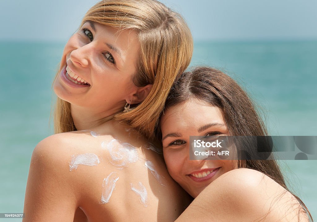 Ragazza applicare la crema solare sulla schiena (XXXL - Foto stock royalty-free di Bikini