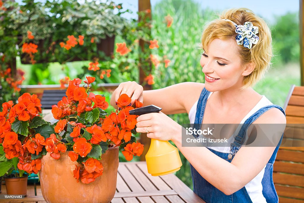 Souriante belle jeune femme avec des fleurs - Photo de Belle femme libre de droits