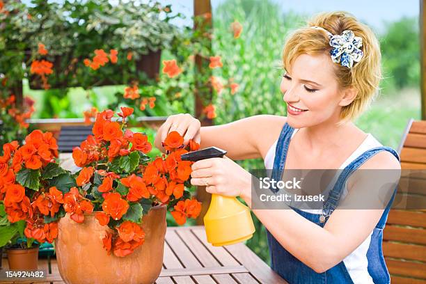 Uśmiech Piękna Młoda Kobieta Z Kwiatów - zdjęcia stockowe i więcej obrazów Kwiat - Roślina - Kwiat - Roślina, Piękna kobieta, Sadzić