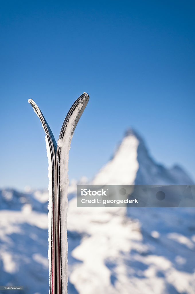 Skis et le Matterhorn - Photo de Ski libre de droits
