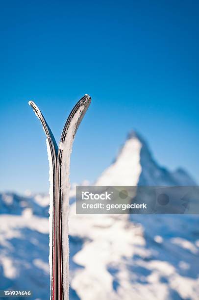 Photo libre de droit de Skis Et Le Matterhorn banque d'images et plus d'images libres de droit de Ski - Ski, Paire de skis, Plan rapproché