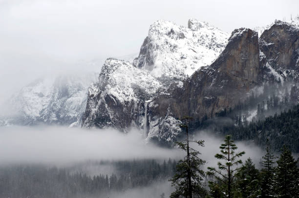 istock Yosmite Valley in Winter Fog 154924684