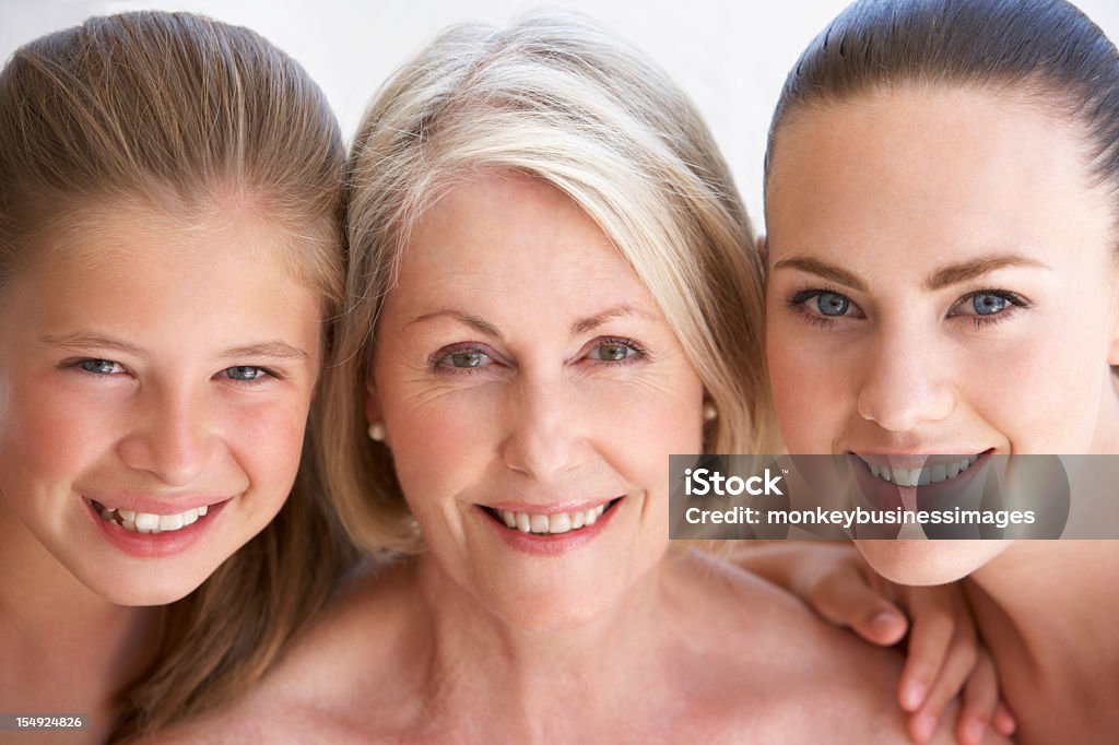 Tres generaciones de mujeres de la familia - Foto de stock de Abuela libre de derechos