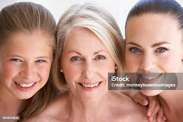 Tres Generaciones De Mujeres De La Familia Foto de stock y más banco de imágenes de Abuela - Abuela, Adulto, Alegre
