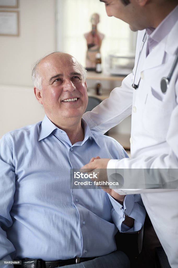 Старший пациента и врача - Стоковые фото 60-64 года роялти-фри