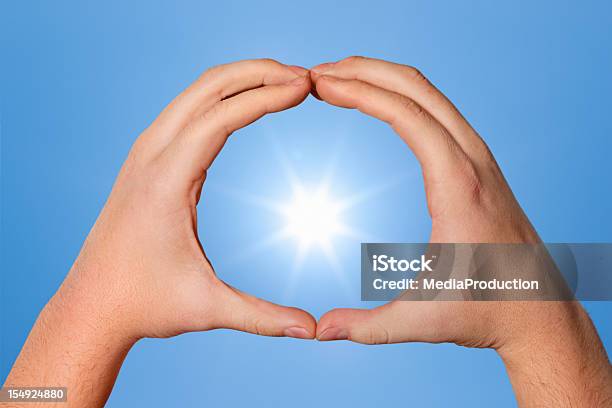 Emoldurado Sol - Fotografias de stock e mais imagens de Círculo - Círculo, Mão Humana, Abraçar
