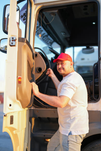 motorista homem chapéu vermelho andando em caminhão branco - semi truck driver pride white - fotografias e filmes do acervo