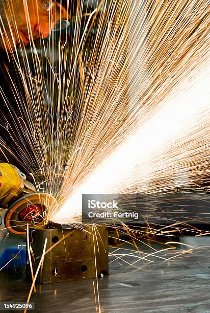 Hombre Esmerilado En Metal Foto de stock y más banco de imágenes de Adulto - Adulto, Amoladora, Color - Tipo de imagen