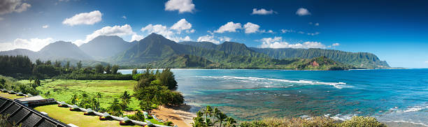 hanalei bay und die smaragdgrünen berge pano, kauai, hawaii. - hanalei stock-fotos und bilder
