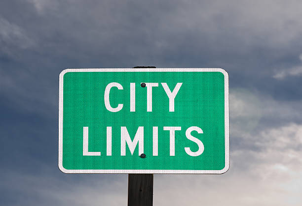 señal de los límites de la ciudad de la calle - directional sign crossroads sign distance sign sign fotografías e imágenes de stock