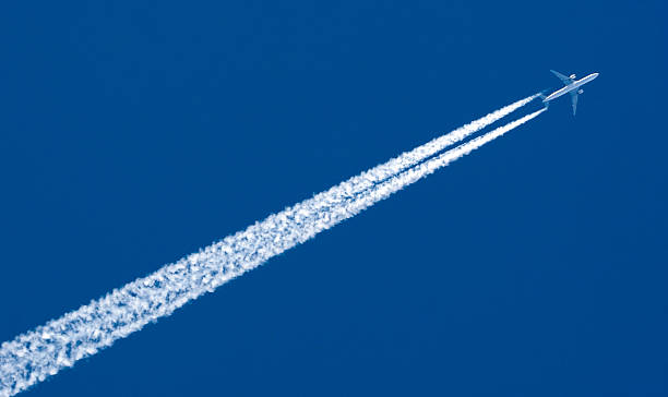 avião deixando contrail - rasto de fumo de avião imagens e fotografias de stock