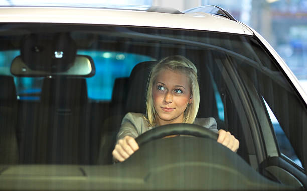 prowadzenie samochodu (patrzy w lustro - thinking women looking up businesswoman zdjęcia i obrazy z banku zdjęć