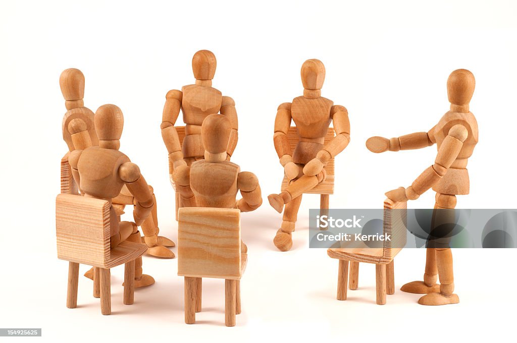 Gruppo di amici parlando-manichini in legno in cerchio - Foto stock royalty-free di Statuetta