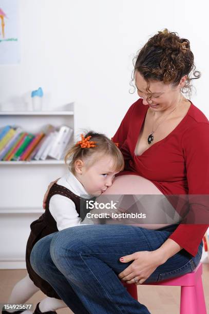 Caucasiana Rapariga Beijar Sua Mãe Grávida De Estômago Bump - Fotografias de stock e mais imagens de 30-39 Anos