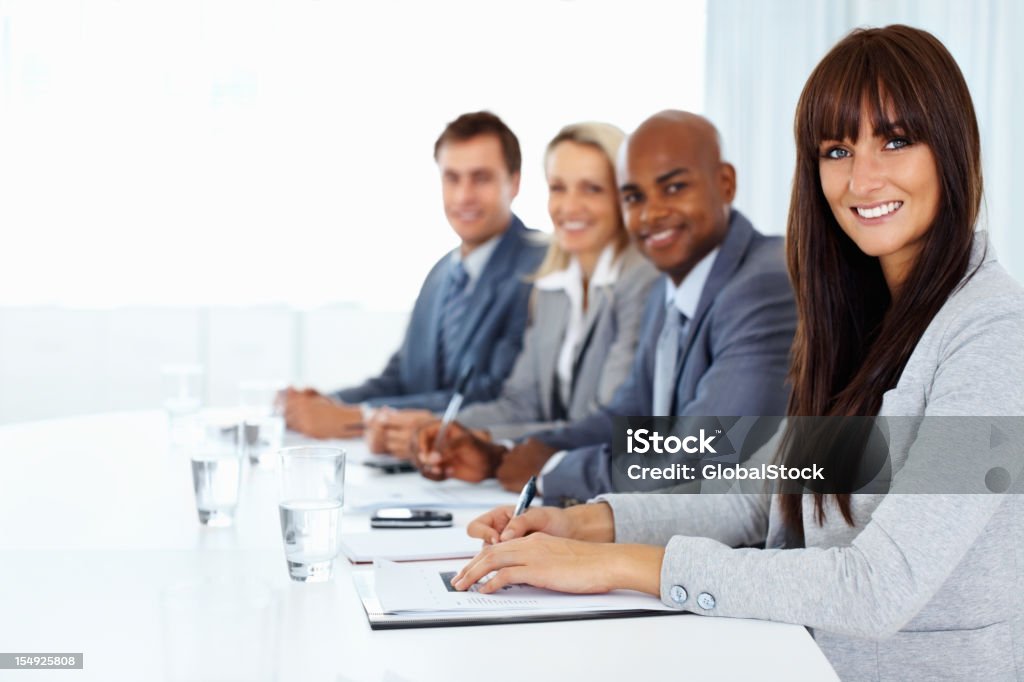 Esecutivo femmina con i colleghi - Foto stock royalty-free di Abbigliamento da lavoro