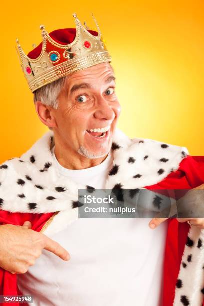 Rei Com A Tshirt Em Branco - Fotografias de stock e mais imagens de Coroa - Enfeites para a cabeça - Coroa - Enfeites para a cabeça, Adulto, Alemanha